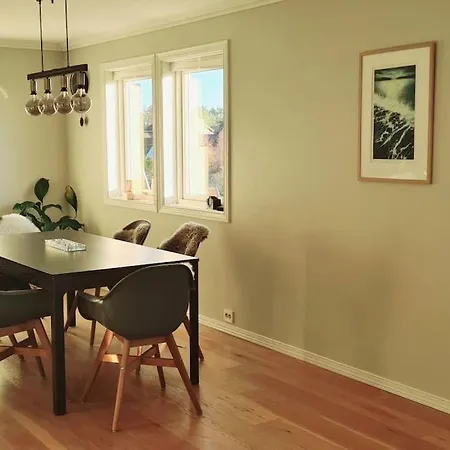 Hus Pa Idylliske Flekkeroy 度假居 *