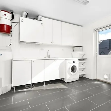 Hus Pa Idylliske Flekkeroy 度假居